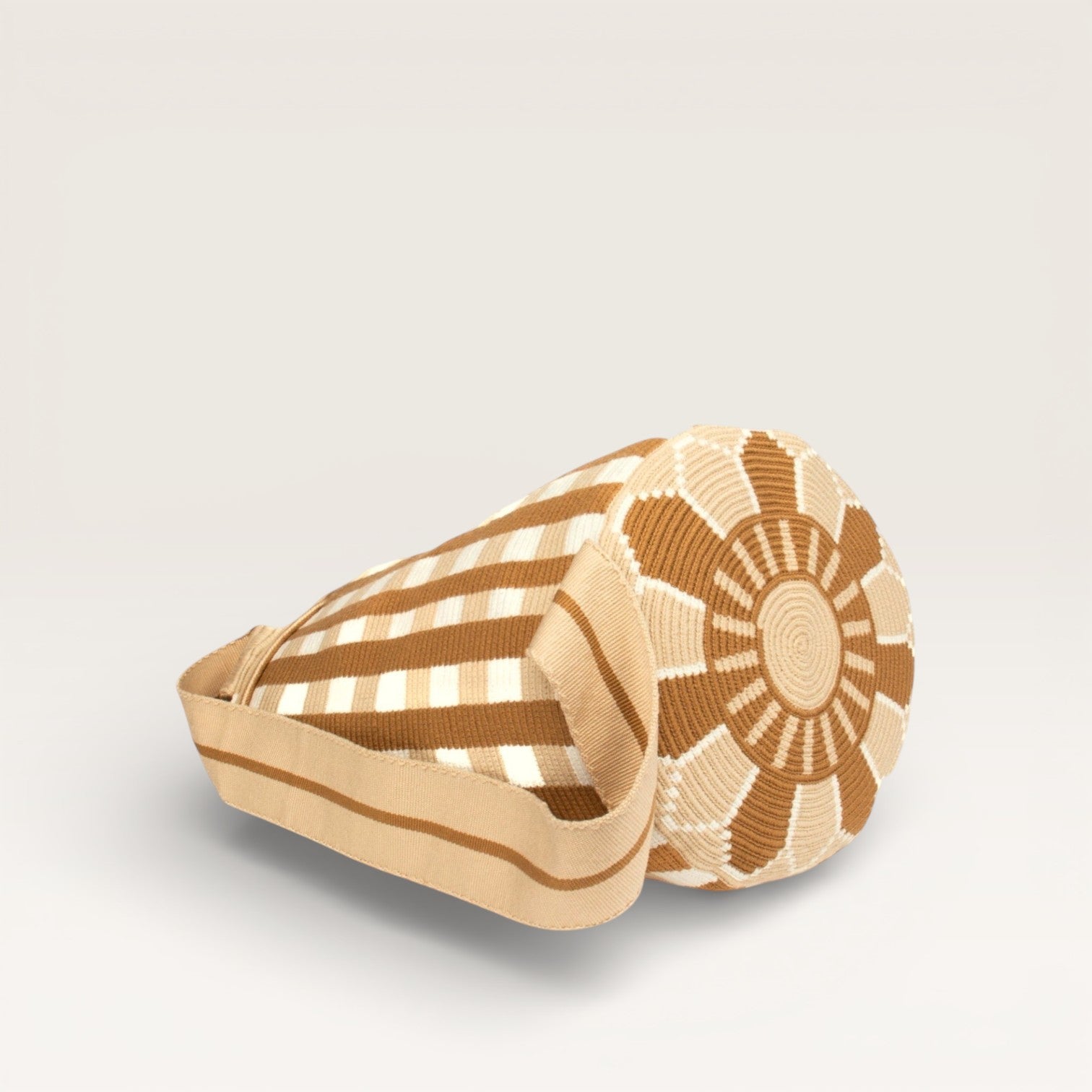 Check backpack | Almond