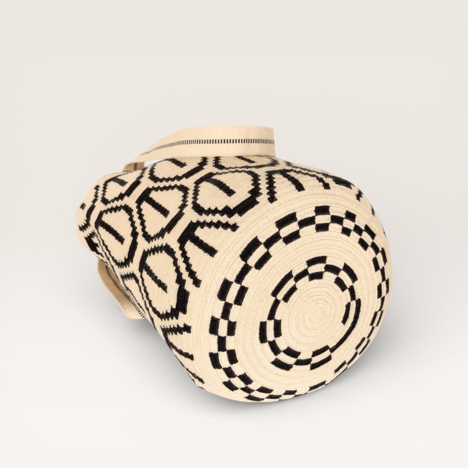 Geometric round tote | Black