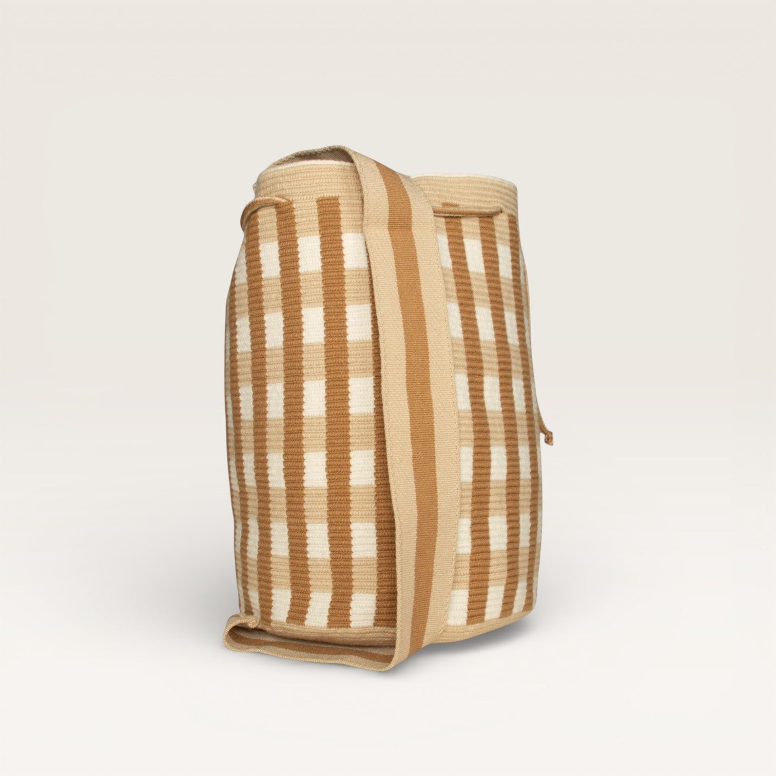 Check backpack | Almond