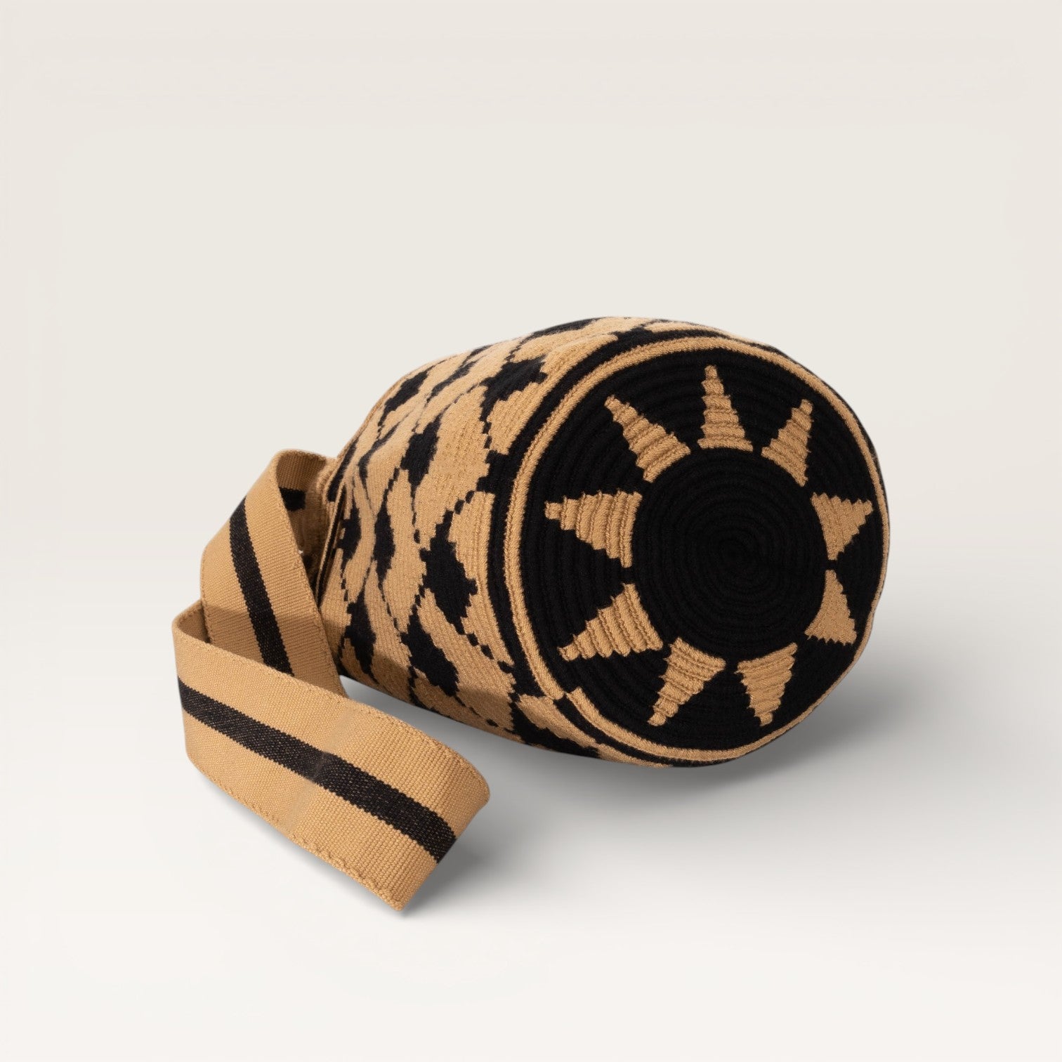 Geometric crossbody bag L | Black