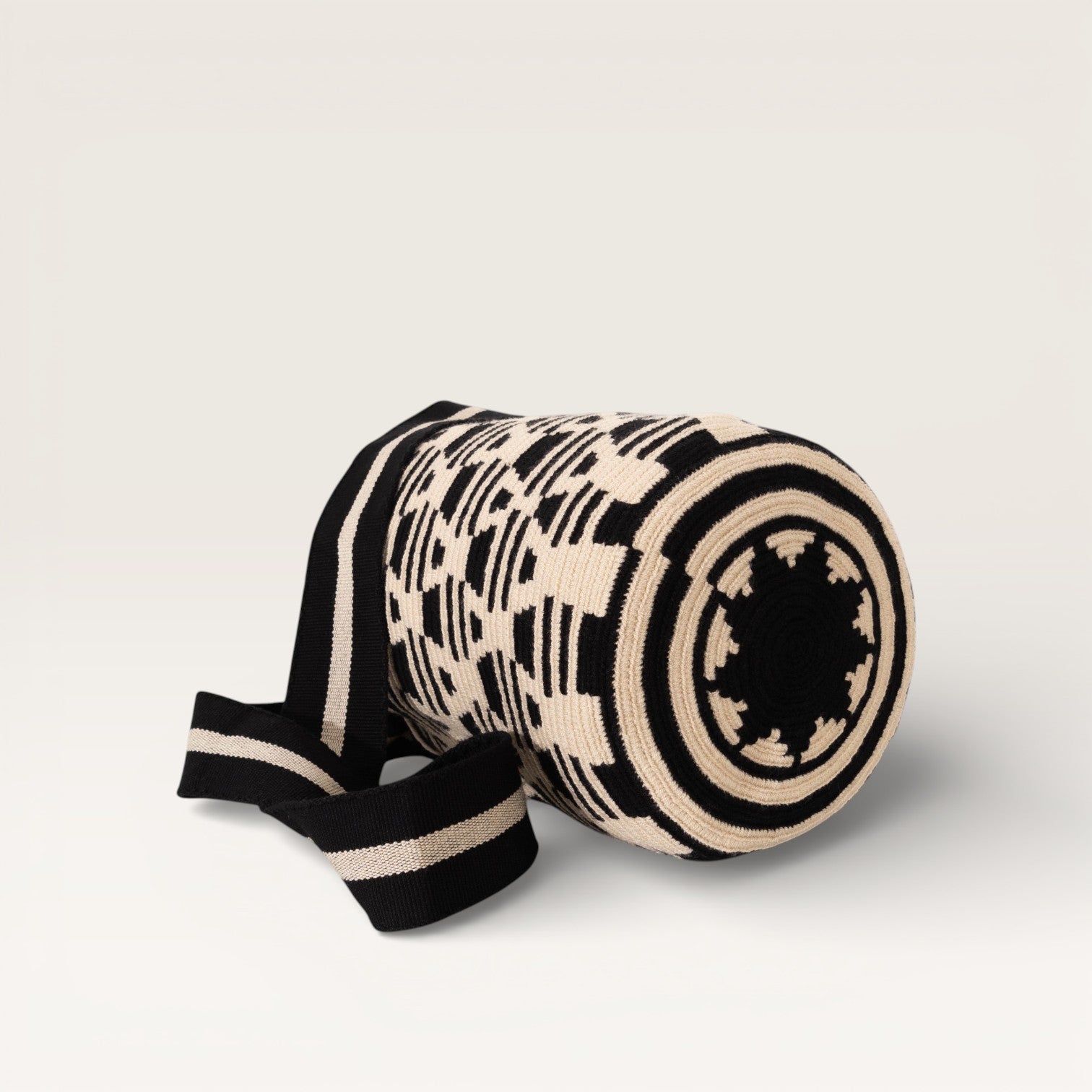 Geometric crossbody bag L | Black